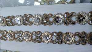 Bordado floral hecho a medida en tres formas de color en diseños étnicos para diversos fines en 3 pulgadas de ancho en base de color de terciopelo - Product Image 2