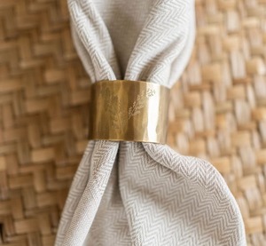 Rond de serviette en métal à motif floral en relief exclusif pour les tables à manger d'événements spéciaux avec un attrait vintage et traditionnel - Product Image 4