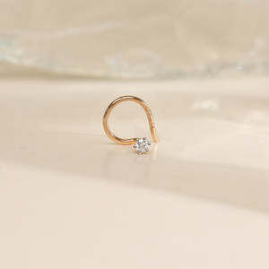 Piercing de nez Diamant Lumineux - Or Jaune 14 carats avec Moissanite et Perle Tendance pour le Corps - Product Image 6