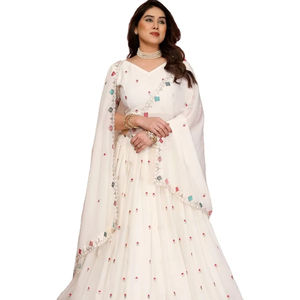 Lahenga Choli de créateur en tissu Georgette étoilé, fait main, style Maharashtra, spécial mariage et fête, qui crée un attrait universel. - Product Image 1