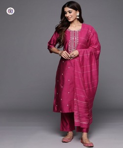 Rich Look Seasonable Wear Crape/Creepe Salwar Kameez avec des travaux de pierre complexes. - Product Image 4