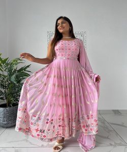 Retro Revival Radiance: <strong>Rediscover</strong> the Charm of Women's Dresses Fashion 2014 - Blend Retro Styles with Modern Flourishes for a