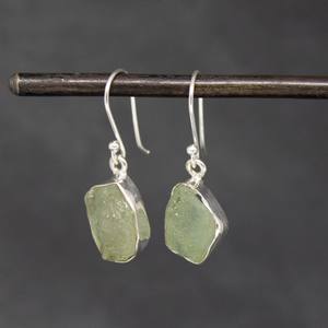 Nouvel arrivage de superbes boucles d'oreilles pendantes en forme d'aigue-marine brute avec crochet en argent sterling 925 massif avec placage à l'or pour les fêtes de mariage - Product Image 3