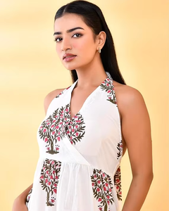 Maxi vestido blanco con cuello Halter floral con detalles estampados de bloque de mano en seda crepé para un uso cómodo de verano - Product Image 2
