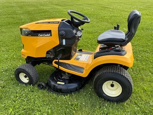 เครื่องตัดหญ้า Cub Cadet XT1 LT42 พร้อมใบมีดขนาด 42 นิ้ว สามารถตัดหญ้าได้หลากหลายขนาดได้อย่างง่ายดาย ด้วยเครื่องยนต์ดีเซล 18 แรงม้า เหมาะสำหรับงานตัดหญ้า - Product Image 5