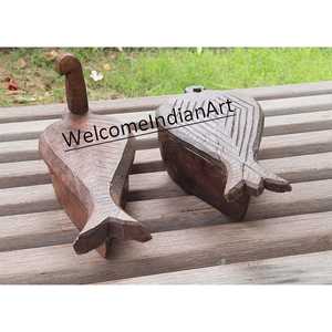 Organisateur de bijoux uniques en bois sculpté à la main en bois de poisson - Product Image 1