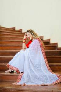 Elegante Sari de borde rojo con intrincados adornos de lentejuelas Chikankari Zari Sari para bodas y fiestas niñas - Product Image 3