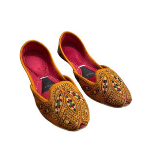 Nouveauté en stock : Khussa pour femmes, haute qualité, antidérapant, semelle extérieure en cuir personnalisable, design tendance pour la vente en ligne - Product Image 1