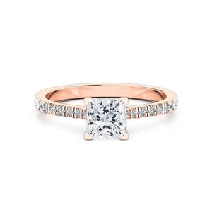 Un diamant de laboratoire taille princesse G-VS2 s'insérant dans un anneau de diamants de 1,30 ct au total en or massif 14 carats pour une bague de fiançailles. - Product Image 2