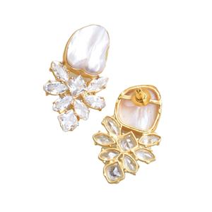 Boucles d'oreilles pendantes en laiton en gros, perle zircon baroque, fabrication artisanale, texture mate, sans nickel, durables, plaquées or 10 carats, prêtes pour le mariage - Product Image 4