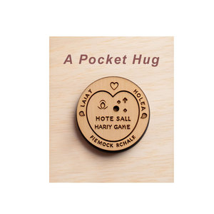 กระเป๋าไม้แบนทรงโทเค็นหัวใจไม้สำหรับกอดงานแต่งงานเป็นมิตรกับสิ่งแวดล้อม - Product Image 4