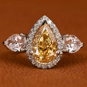 Bague de fiançailles Halo à trois pierres en or massif 18KT Trendy Yellow Pear Cut Lab Created Diamond IGI Certified Anniversary Gift Ring - Product Image 1