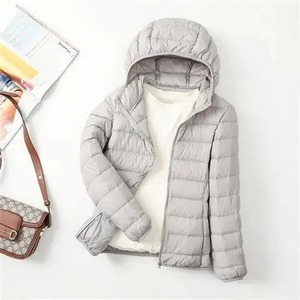 Veste pour femme respirante personnalisable, veste d'hiver élégante et chaude à capuche, veste matelassée tendance de qualité supérieure pour femme, fabricant - Product Image 6