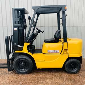 Chariot élévateur diesel CAT DP25K en parfait état, chariot à palettes motorisé pour les magasins de détail et les ateliers de réparation de machines - Product Image 5