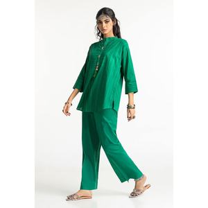 Conjunto Casual para Mujer con Adornos en Color Verde Dobby, Decorado con Botones, Talla XL, Dos Piezas, Camisa y Pantalón por Encima de la Rodilla - Product Image 4