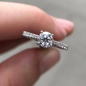 Anillo de compromiso de moissanita de corte redondo de 6,5mm | Solitario con banda pavimentada | Joyería fina personalizada plata oro OEM - Product Image 1