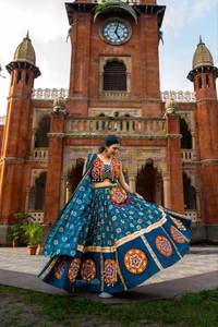 Lehenga de Color azul marino con estilo tradicional en trabajo de lámina impresa y trabajo Gamthi en tela de rayón puro para festivales Navratri - Product Image 5