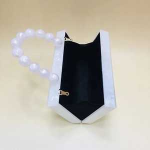Bolso de Mano de Resina para Mujer con Asa de Perlas Blancas, Chapado en Oro con Perlas, Lujoso, con Forma de Mariposa, Conjunto Completo para Bodas - Product Image 1