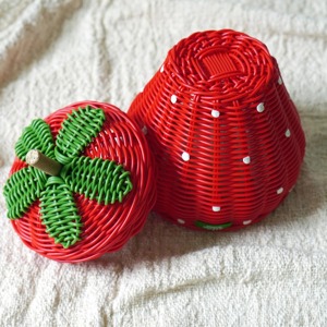 Panier de rangement artisanal en rotin naturel, tressé à la main, en forme de fraise rouge, multifonctionnel et moderne, fabriqué au Vietnam - Product Image 2