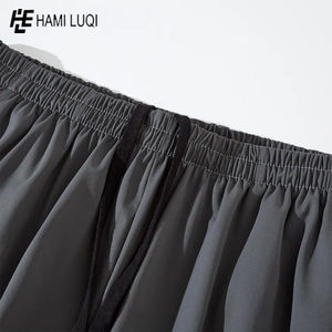 กางเกงกีฬาขาสั้นผู้ชายเอวยางยืดและเชือกผูกสีทึบสไตล์สตรีทสำหรับชายหาด - Product Image 3