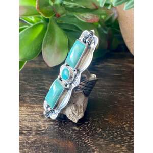 Anillo Hecho por Artesanos Navajo con Turquesa Kingman y Plata Esterlina, Talla 5.5, Engastado en Bisel con Incrustaciones de Oro Rosa de 18K, Regalo con Licencia Privada 'IS' - Product Image 4