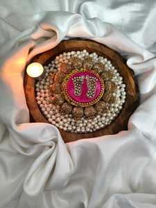 Paduka de Laxmi Kundan Hecha a Mano con Base Decorativa, Centro de Mesa para Diwali Pooja, Plato para Inauguración de Casa, Decoración Religiosa para Entrada - Product Image 2