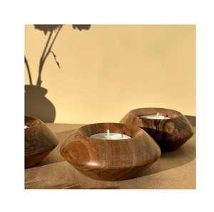 Portavelas de madera tallada artesanalmente que ofrece un suave brillo de vela y un patrón de grano rico, ideal para calentar cualquier interior del hogar. - Product Image 5