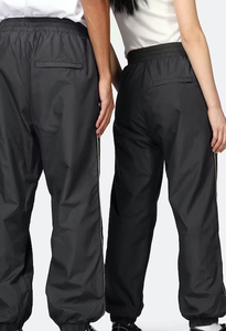 กางเกงวอร์มกันลมกันน้ำสไตล์สตรีทแวร์สำหรับผู้ชาย ผลิตจากโพลีเอสเตอร์/ไนลอน รับผลิตแบบ OEM พร้อมสกรีนโลโก้ตามสั่ง เอวยางยืด - Product Image 3