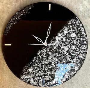 Inspirado en el océano: Relojes de resina con tonos azules y blancos arremolinados, diseñados para parecerse al océano o a las olas. - Product Image 1