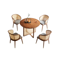 Table de salle à manger commerciale en bois massif et ensemble de 4 chaises, forme ronde, écologique et durable, super confortable pour les restaurants