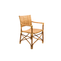Chaise en rotin au design traditionnel élégant pour la maison, confortable avec une touche tropicale pour l'hôtel, la villa, le salon, style relaxant