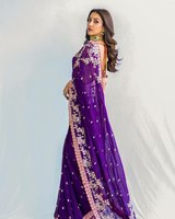 Sari en soie Banarasi pure et douce, style actrice de série télévisée, avec tissu Rangoli Blooming, richement orné de sequins, de perles et de broderies Zari, et sa chemisier assorti.