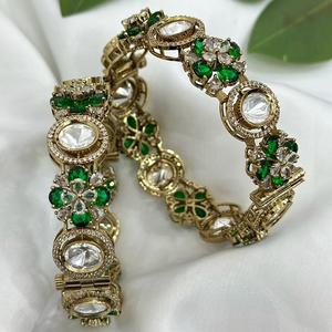 Atractivo Premium Quality Gold Polish Kundan Polki dos juegos de brazaletes abiertos Función DE BODA Colección de ropa para mujeres - Product Image 2