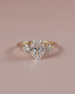 Anillo de compromiso de oro amarillo con tres piedras de moissanita de corte ovalado de 7x9 mm y piedras laterales de corte redondo, joyería fina. - Product Image 1