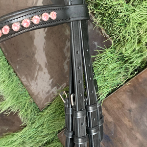 บังเหียนม้าหนังแท้สีดำคุณภาพสูง หรูหรา ประดับคริสตัลสีชมพู สายคาดหน้าผากแบบหนังจระเข้เคลือบเงา  สายรัดจมูกบุหนัง  สามารถปรับแต่งสีได้ - Product Image 5