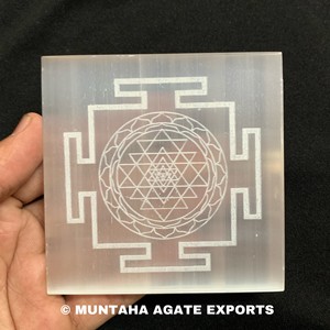 Selenita 3 pulgadas forma cuadrada Shri Yantra diseño placa de carga Shri Yantra diseño tallado a mano Feng Shui posavasos - Product Image 2