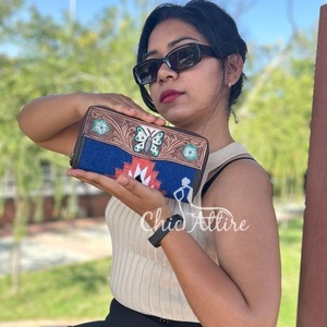 Pochette à main en cuir usiné aztèque occidental multicolore pour femmes, porte-monnaie unique en cuir matelassé aztèque, nouvel arrivage - Product Image 1