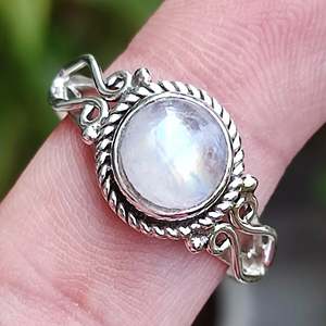 แหวนเงินแท้ 925 ประดับมูนสโตนสีรุ้ง ดีไซน์เก๋ แฮนด์เมด สไตล์โบโฮ ของขวัญวันเกิดเดือนมิถุนายน รูปดาว เหมาะเป็นของขวัญสำหรับเธอ - Product Image 3