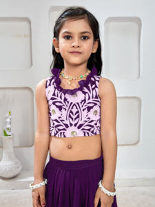 Conjunto de Lehenga Choli Morado Bordado para Niñas de Shoryam Fashion Boutique, Corte Regular, Largo hasta el Suelo, Borde Festoneado, Diseño de Fiesta - Product Image 6
