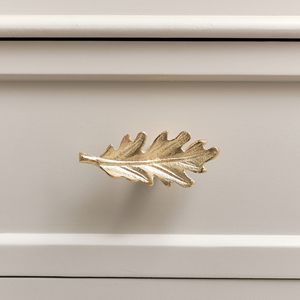 Poignée de tiroir en laiton élégante en forme de feuille, quincaillerie décorative pour meubles, inspirée de la nature, tendance, vente en gros - Product Image 1