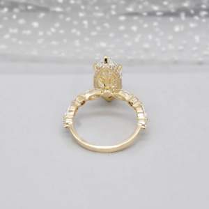 Anillo de Compromiso con Diamante Marquise Cultivado en Laboratorio y Halo Oculto con Piedras Laterales - Product Image 4