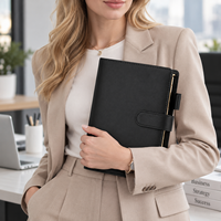 Carnet de planification A6 personnalisé en cuir PU à 6 anneaux, rechargeable, avec onglets mensuels, emplacements pour cartes, boucle pour stylo et fermeture à sangle – Papeterie OEM ODM