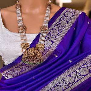 Sari de Seda Banarasi Pura VASTRA COTTAGE con Diseño de Zari Tejido a Mano en Toda la Superficie, Pallu Rico y Blusa de Seda de Contraste Suave - Product Image 3