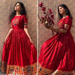 Hermoso vestido de seda Banarasi Anarkali con tejido Zari trabajo en vestido Jacquard tejido ropa de boda - Product Image 2