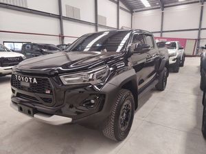 Toyota Hilux FACELIFTED 2025 GR Sport Todoterreno V4 GCC Volante a la Izquierda en EXCELENTE ESTADO - Product Image 4
