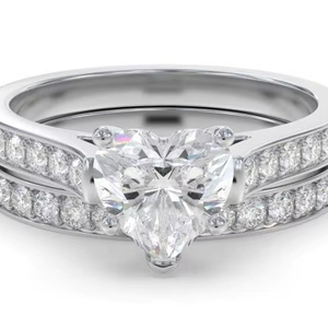 Adorable anillo de compromiso con corte de corazón y banda a juego, diamante cultivado en laboratorio de 0.80 ct en oro de 18 quilates y platino. - Product Image 1