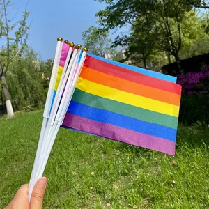Mini arco-íris bandeira 100% poliéster material 21*14cm acenando mão bandeira mini bandeiras do orgulho