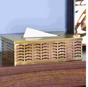 Un support de boîte à mouchoirs rectangulaire élégant avec une finition dorée polie. Il a une ouverture ovale classique sur le dessus - Product Image 3