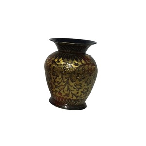 Vase à fleurs en laiton gravé en or avec peinture noire finie pour la décoration intérieure Vase à fleurs décoratif de table de haute qualité - Product Image 1