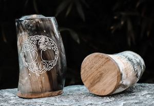 Taza de cuerno de búfalo pulido, un recipiente decorativo para beber del Cuerno de un animal como un buey o bisonte de artesanía creciente - Product Image 3